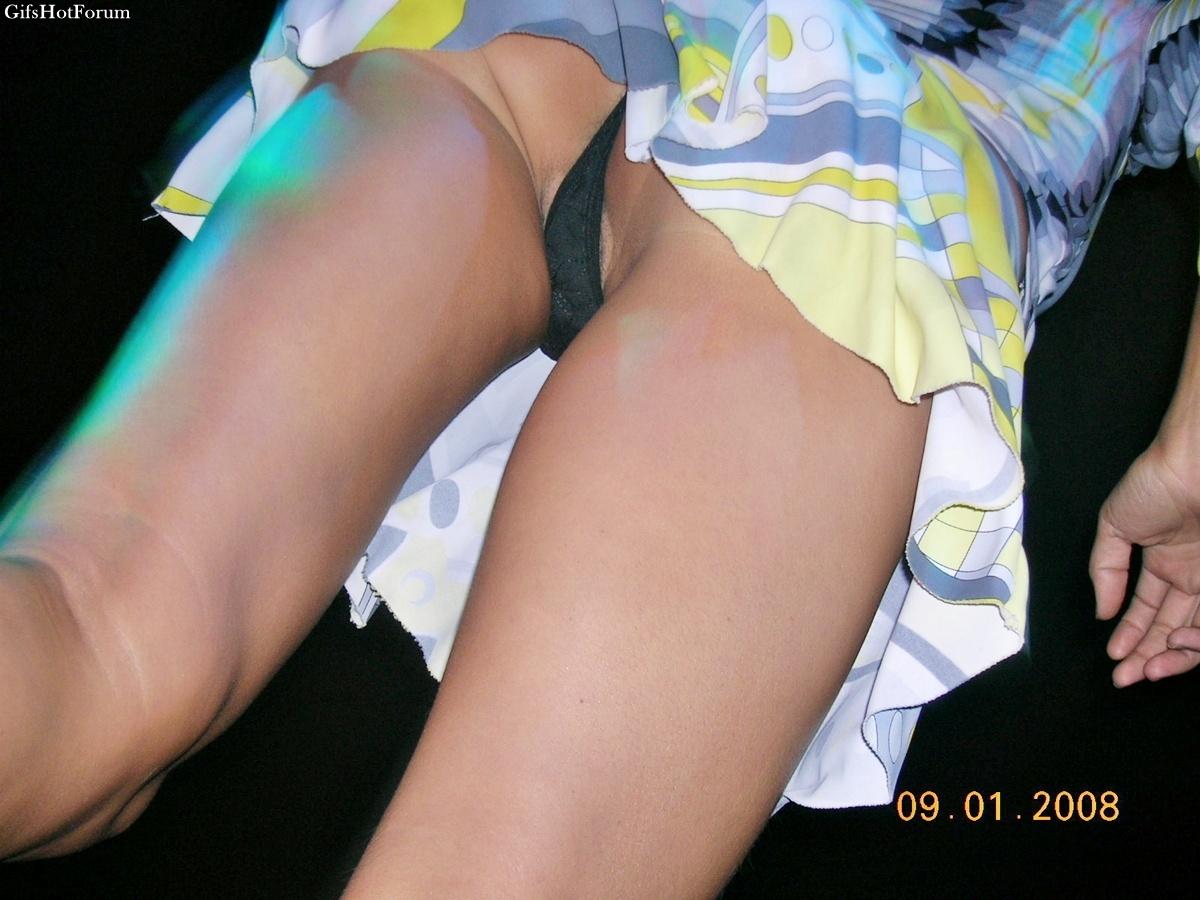 Μελαχρινή μουνάρα σε καυτό Upskirt! 4