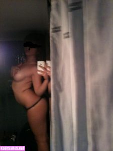 Ελληνίδα αγνώστων στοιχείων, γαμιέται από μουνί και ανοίγει τα κωλομάγουλα, τραβάει Selfies και πίνει από το μουνί!!