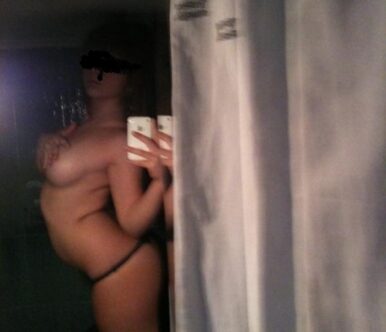 Ελληνίδα αγνώστων στοιχείων, γαμιέται από μουνί και ανοίγει τα κωλομάγουλα, τραβάει Selfies και πίνει από το μουνί!!