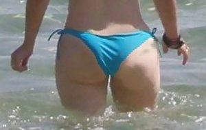 Ελληνίδα MILF με γαμάτη κωλάρα στην παραλία!