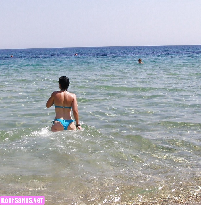 Ελληνίδα MILF με γαμάτη κωλάρα στην παραλία! 2