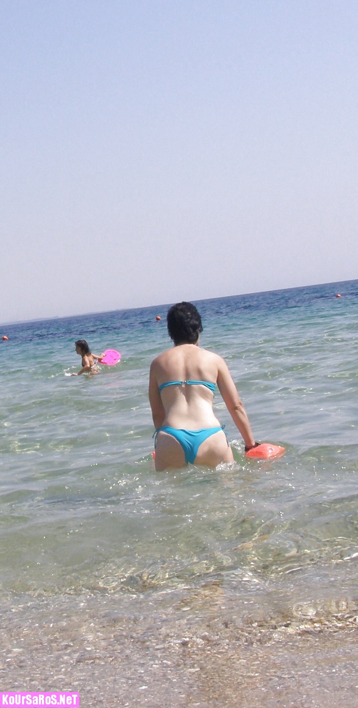 Ελληνίδα MILF με γαμάτη κωλάρα στην παραλία! 4