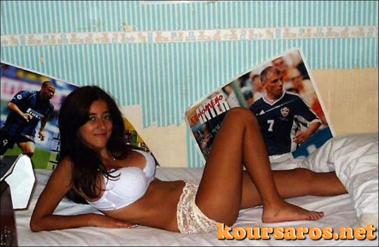 Ιταλίδα καύλα, με καυτά βυζιά και τριχωτό μουνί, σε φώτος από διακοπές