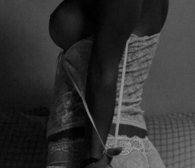 Η Απόλυτα καυτή, μελαχρινή, Ελληνίδα μουνάρα, σε νέες πόζες … για να μην ξεχνιόμαστε…