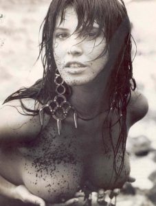 Η Βάνα Μπάρμπα σε σκηνή βιασμού στο ξεκίνημά της σαν ηθοποιός στην ταινία “Το στίγμα της ενοχής” του 1985.