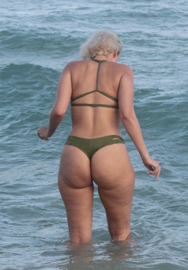 Διάσημη Αμερικανίδα DJ, μοστράρει την κωλάρα της στην παραλία!