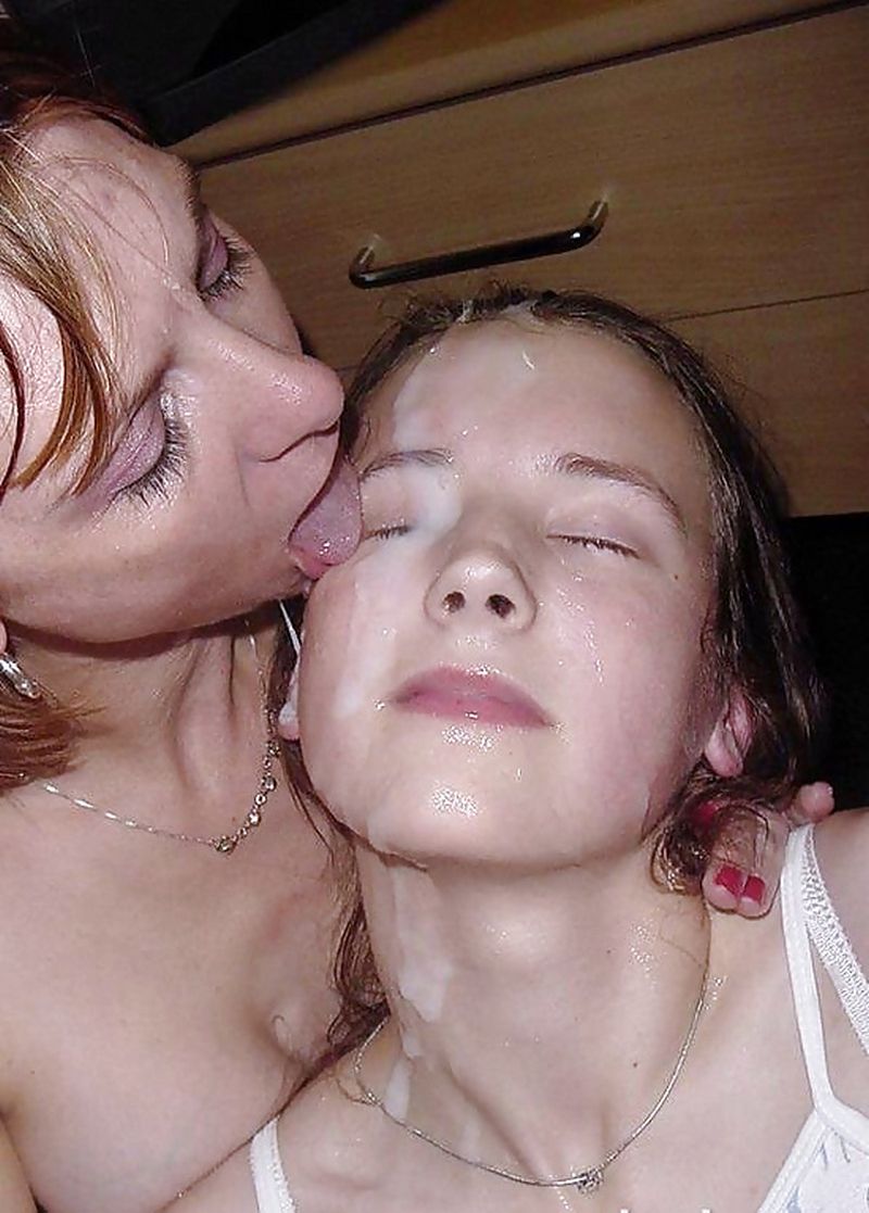 мать целует дочери грудь фото 17