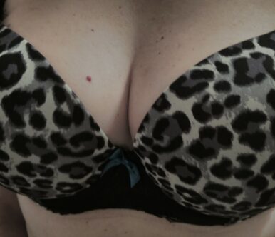 Η Ελληνίδα Γατούλα, Έστειλε Φώτος Με Τα Βυζάκια Της Και Θα Εξαρτηθεί Από Τα Σχόλιά Σας Αν Θα Γίνει Πιο Αποκαλυπτική!