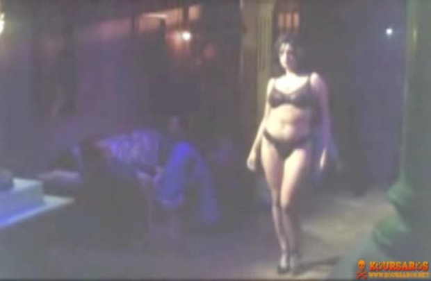 Η Ελληνίδα ηθοποιός και απίστευτο τούμπανο Μαρία Λεκάκη, σε πολύ σπάνια γυμνή σκηνή από την ταινία "Το Αίνιγμα" (1998)