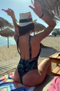 Η Ειρήνη Στεριανού με ολόσωμο thong μαγιώ στην παραλία του Αλίμου