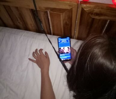 30χρονη, Ελληνίδα, είναι έτοιμη για πούτσο, σε γαμησοξενοδοχείο, βλέποντας τσοντοβίντεο στο κινητό της!