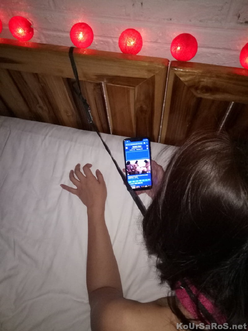 30χρονη, Ελληνίδα, είναι έτοιμη για πούτσο, σε γαμησοξενοδοχείο, βλέποντας τσοντοβίντεο στο κινητό της 5