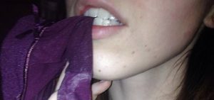 Μελαχρινή, Ελληνίδα, καύλα, μοστράρει τα “λερωμένα” της βρακάκια, για τους λάτρεις του είδους!