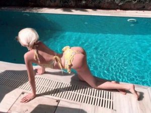 Η Τζούλια Αλεξανδράτου, “πείραξε” το κωλαράκι της!