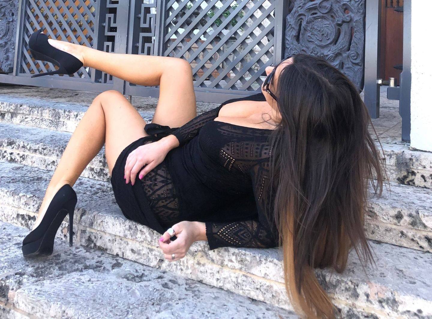 Claudia Romani – Sexy Legs And Big Boobs In Beautiful Black Dress 0001