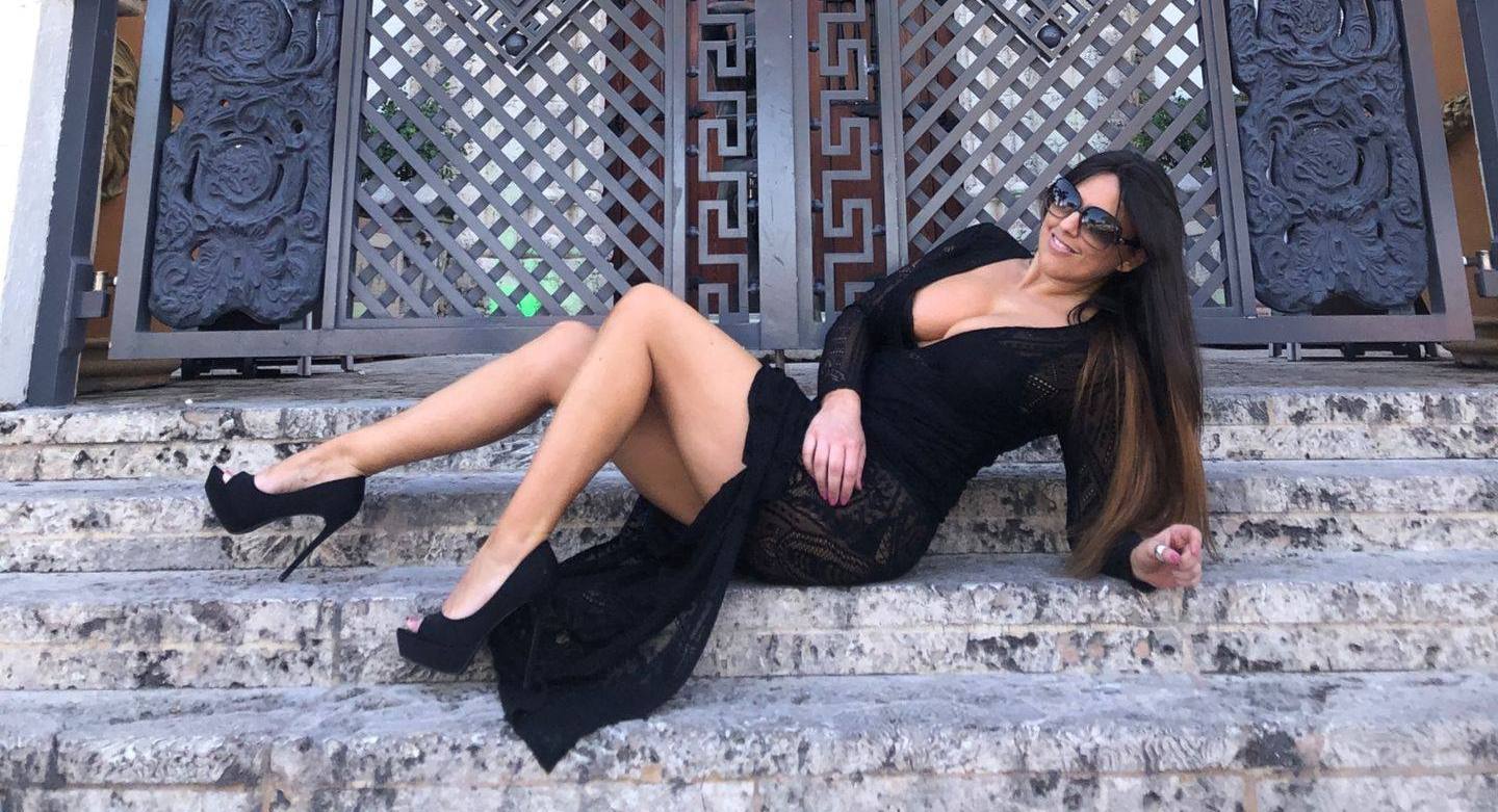 Claudia Romani – Sexy Legs And Big Boobs In Beautiful Black Dress 0014