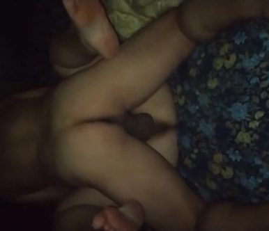 Παντρεμένη, Ελληνίδα, και αγάμητη, υποκύπτει στο νεαρό γείτονα