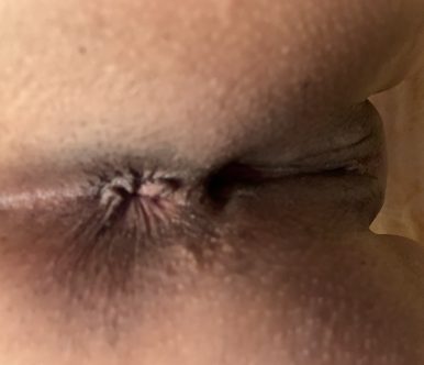 Η Ξένια μοστράρει τις τρύπες της και τη χυμένη της κωλάρα!