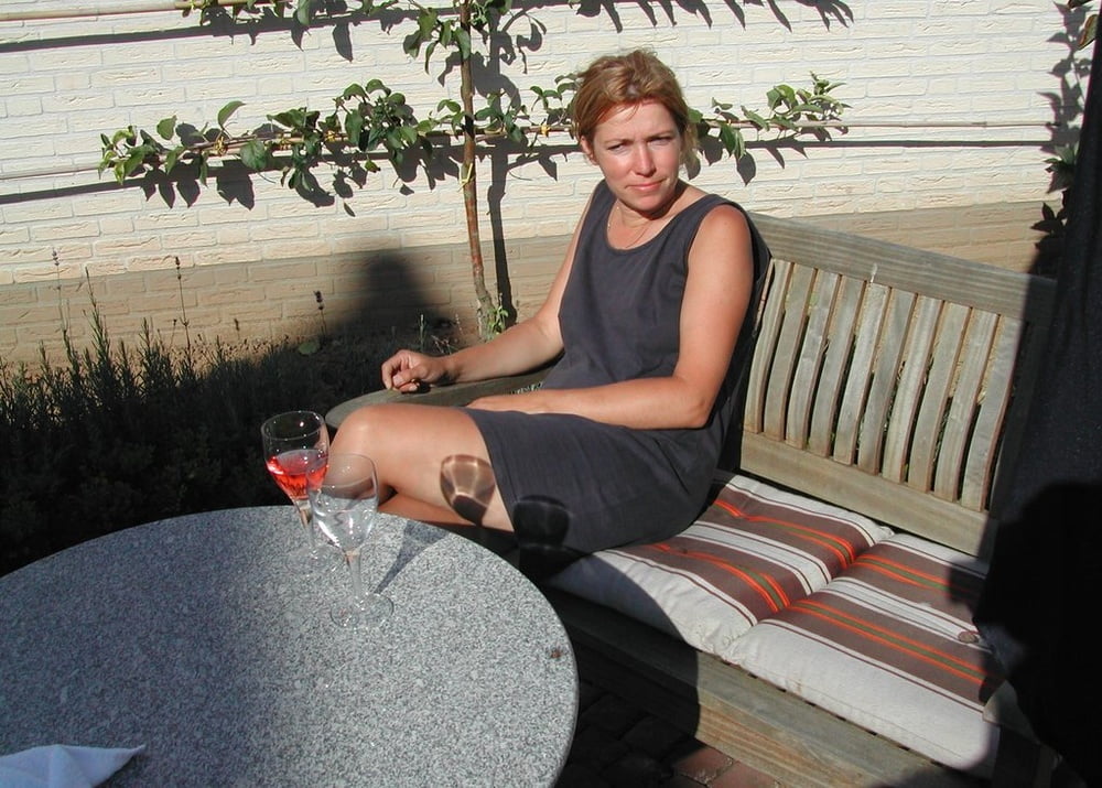 Ξανθιά, Milf, χαλαρώνει στον ήλιο, πίνοντας το κρασάκι της0006