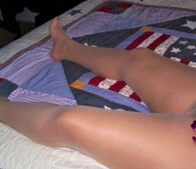 Ελληνίδα MILF, μοστράρει τριχωτή μουνάρα, μέσα από το καλσόν!