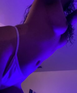 Μελαχρινή, Ελληνίδα 30άρα, σε καυτές SeLfies