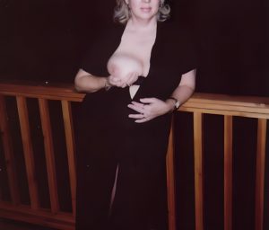 Ξανθιά, αφράτη, Ελληνίδα MILF, με τις βυζούμπες στο χέρι!