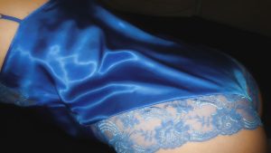 Η γκλαμουράτη Αιμιλία με μπλε σατέν!