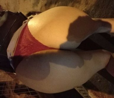 Μελαχρινή, Ελληνίδα, καύλωσε και προκαλεί δημόσια!