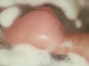 Μετά την γυμναστική, στην μπανιέρα για ReLax! Η Σοφία προσέχει…