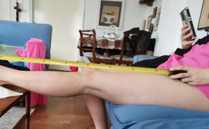Ψηλή, Ξανθιά, Ελληνίδα με Απίστευτες Βυζάρες, μετράει τα πόδια της για τους περίεργους και σε βίντεο μας καυλώνει με τη φωνούλα της, δαχτυλώνωντας το μουνάκι της!