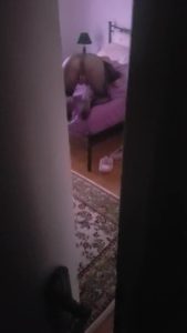 Πρώτα την παίρνω μάτι από την χαραμάδα της πόρτας και μετά…