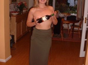 Ξανθιά, Ελληνίδα, MiLf, έχει στείλει τα παιδιά στην γιαγιά και ετοιμάζεται για σούπερ βραδιά!