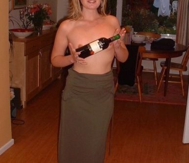 Ξανθιά, Ελληνίδα, MiLf, έχει στείλει τα παιδιά στην γιαγιά και ετοιμάζεται για σούπερ βραδιά!