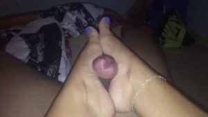 Ελληνίδα, παντρεμένη, τον παίζει με τις πατούσες, στον άντρα της που βλέπει τηλεόραση!