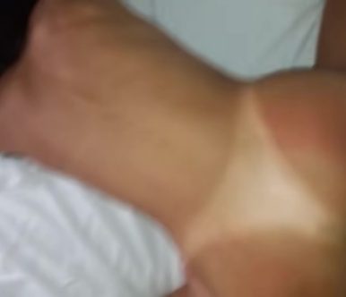 Ελληνίδα, σκύλα, μελαχρινή, γαμιέται στα 4, με ξύλο και τάπα στην κωλοτρυπίδα και γουστάρει απίστευτα! Την έχει σακατέψει στην πούτσα και στο ξύλο!