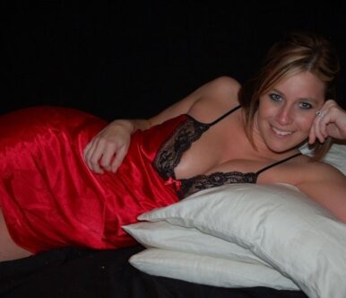 MiLfάρα, Τούμπανο, σε προκλητικές πόζες! Να τη γαμάς στο στόμα και να σε κοιτάζει κατάματα!!!!