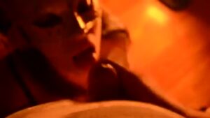 Υπάκουη, Ελληνίδα, γλείφει μια τα αρχίδια και μια το πουτσοκέφαλο, με εντολές του γαμιά