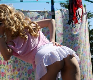 Ευρωπαία, προκλητική, MILF, απλώνει μπουγάδα τα βρακάκια της, χωρίς να φοράει…