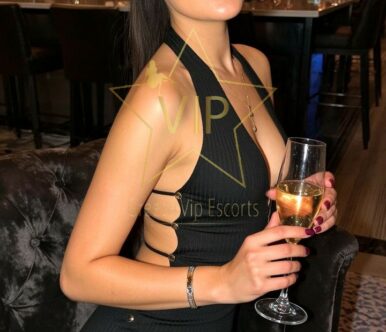 Αν θέλεις να σου ρουφάνε την πούτσα και να σε κοιτάζουν τέτοια μάτια, κλείσε τώρα ραντεβού, με αυτή τη βίζιτα!