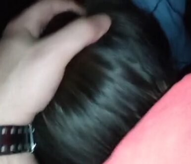 Υπάκουη, και αφοσιωμένη στον πούτσο, Ελληνίδα πουτανίτσα, ρουφάει πούτσο στο αμάξι