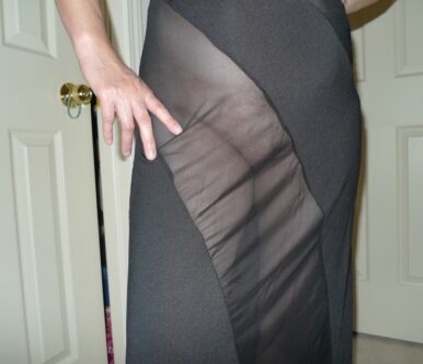 Η Στέλλα, ποζάρει έξω από το δωμάτιο του ξενοδοχείου και σκέφτεται αν είναι εντάξει να κυκλοφορήσει έτσι δημόσια…