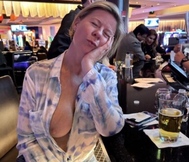 Έχουν, ξεφύγει τελείως οι γιαγιάδες! Καυλώνουν πιο πολύ από τις 20χρονες! Δείτε άλλη μία καυλωμένη γιαγιά, πως τα δείχνει με κάθε ευκαιρία και άνεση!