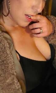 Ελληνίδα MILF, με καυτές βυζάρες, δεν δείχνει μουνί, αλλά λέει ότι θα καυλώσεις σίγουρα!