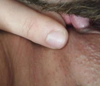 Παντρεμένη, Ελληνίδα, δέχεται γλειφομούνι, από τον μουστακαλή, μουνόδουλο άντρα της