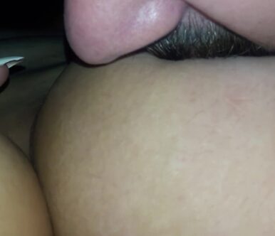 Ελληνίδα, παντρεμένη, παίζει την μουνάρα της ενώ ο μερακλής νέος γαμιάς, της γλείφει τις ρώγες!