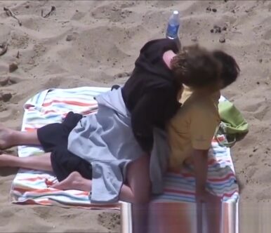 Καλοκαίρι 2022 πριν 4 χρόνια… Ελληνίδα παντρεμένη, προσπαθεί να το κρύψει, ότι γαμιέται δημόσια στη παραλία, αλλά…