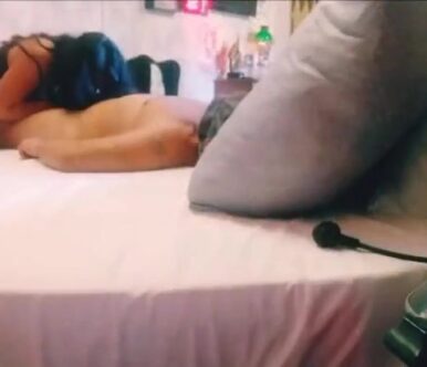 Ελληνίδα, καυτή μουνίτσα και μικροπαντρεμένη, με ηλικιωμένο, που εδώ σε αυτό το βίντεο, τον κερατώνει με νεαρό συνάδελφό της!