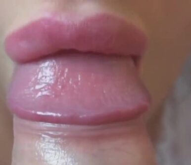 Ελληνικό πορνίδιον, με καυτά βυζιά και νύχια, ρουφάει και παίζει πούτσο