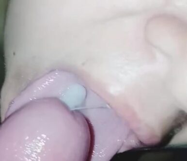 Να! Αυτή είναι η στιγμή που περίμενε η Σοφία, μετά από ένα πολύ καλό ρούφηγμα!