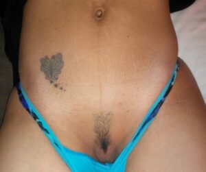 Η Βιβή Ποζάρει, κάνοντας πως δεν θέλει, αλλά ψοφάει να δείχνει τα καυτά της εσώρουχα!